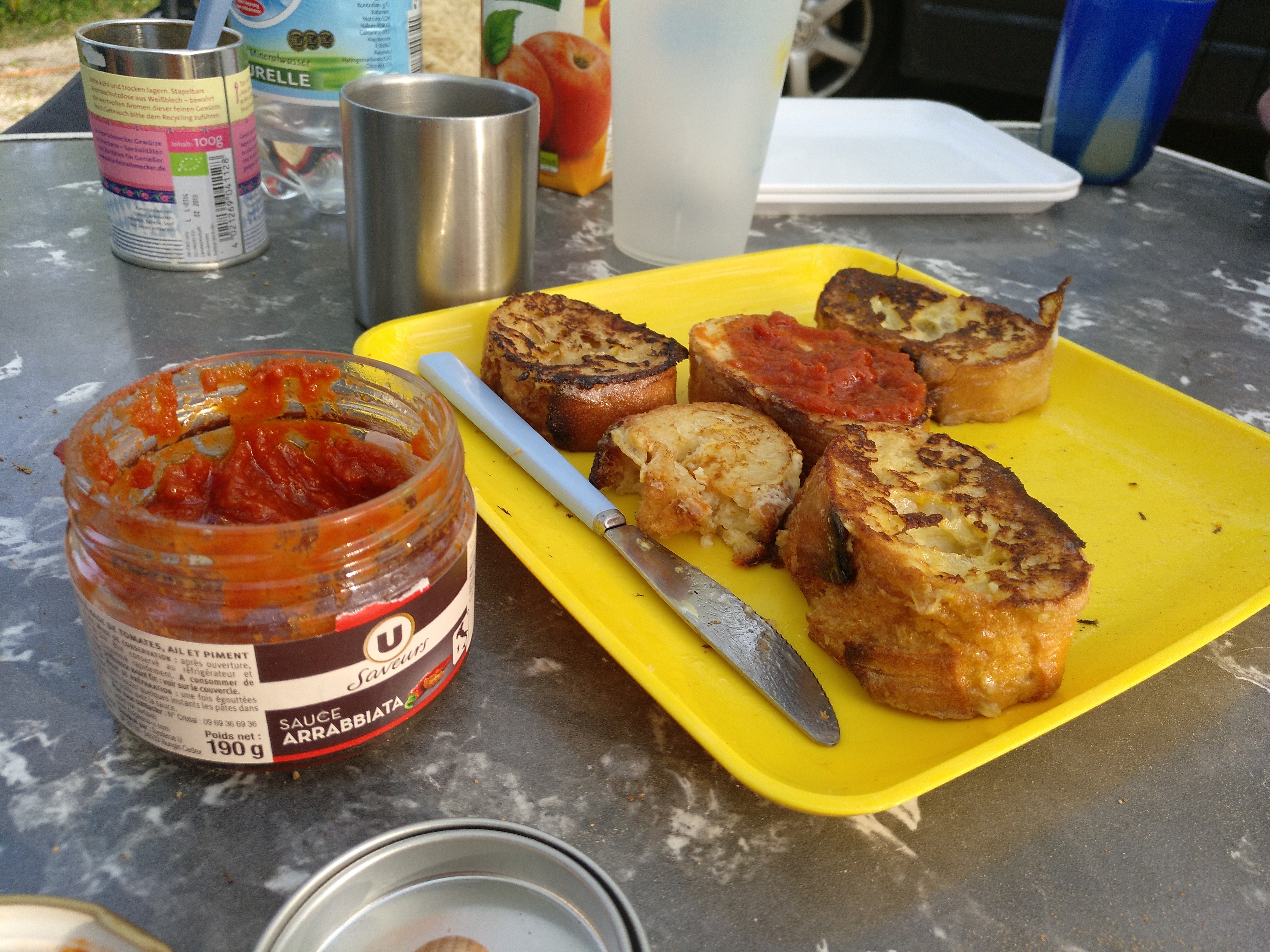 Arme Ritter mit Sauce Arrabiata