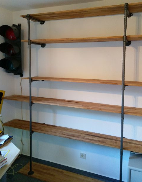 Bücherregal aus Wasserohren