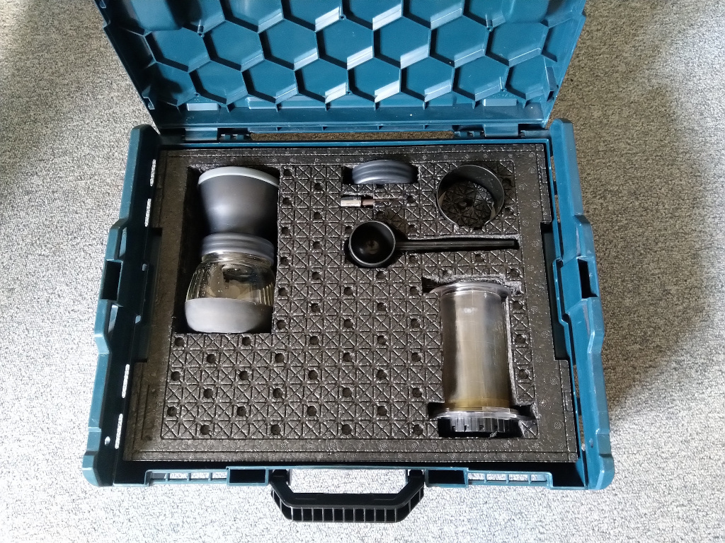 Koffer Aeropress mit Kaffeemühle