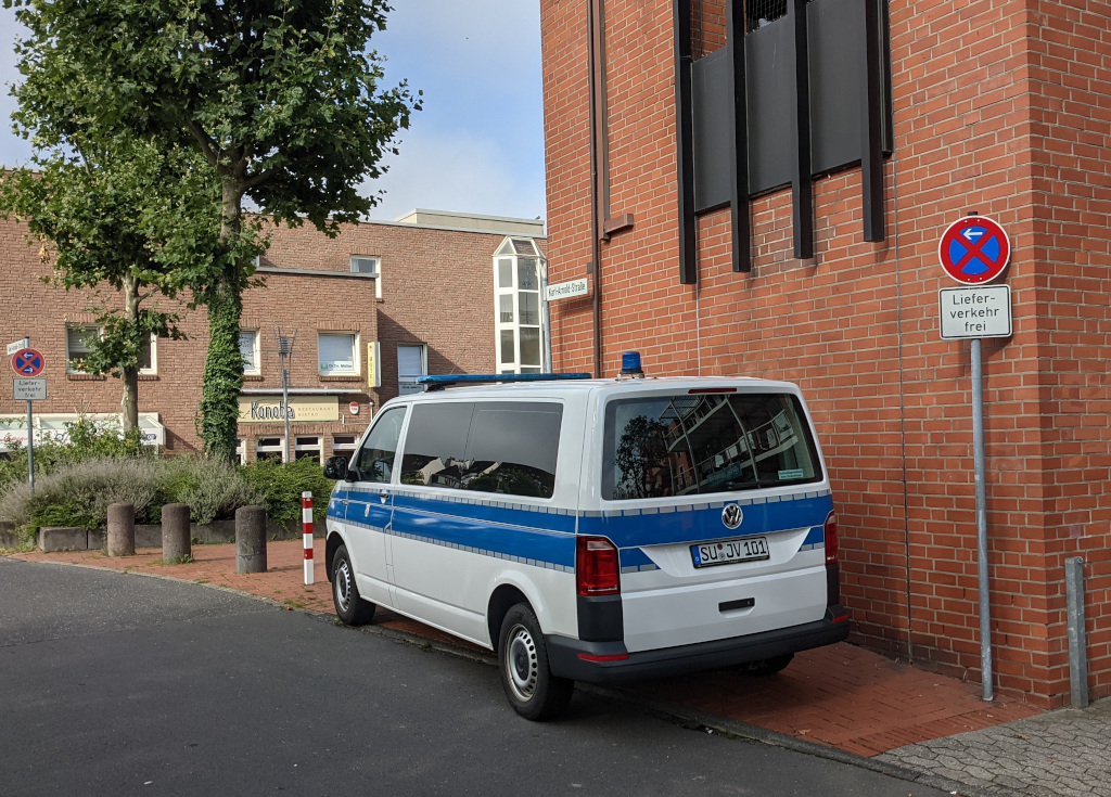 NRW Behördenfahrzeug parkt im absoluten Halteverbot