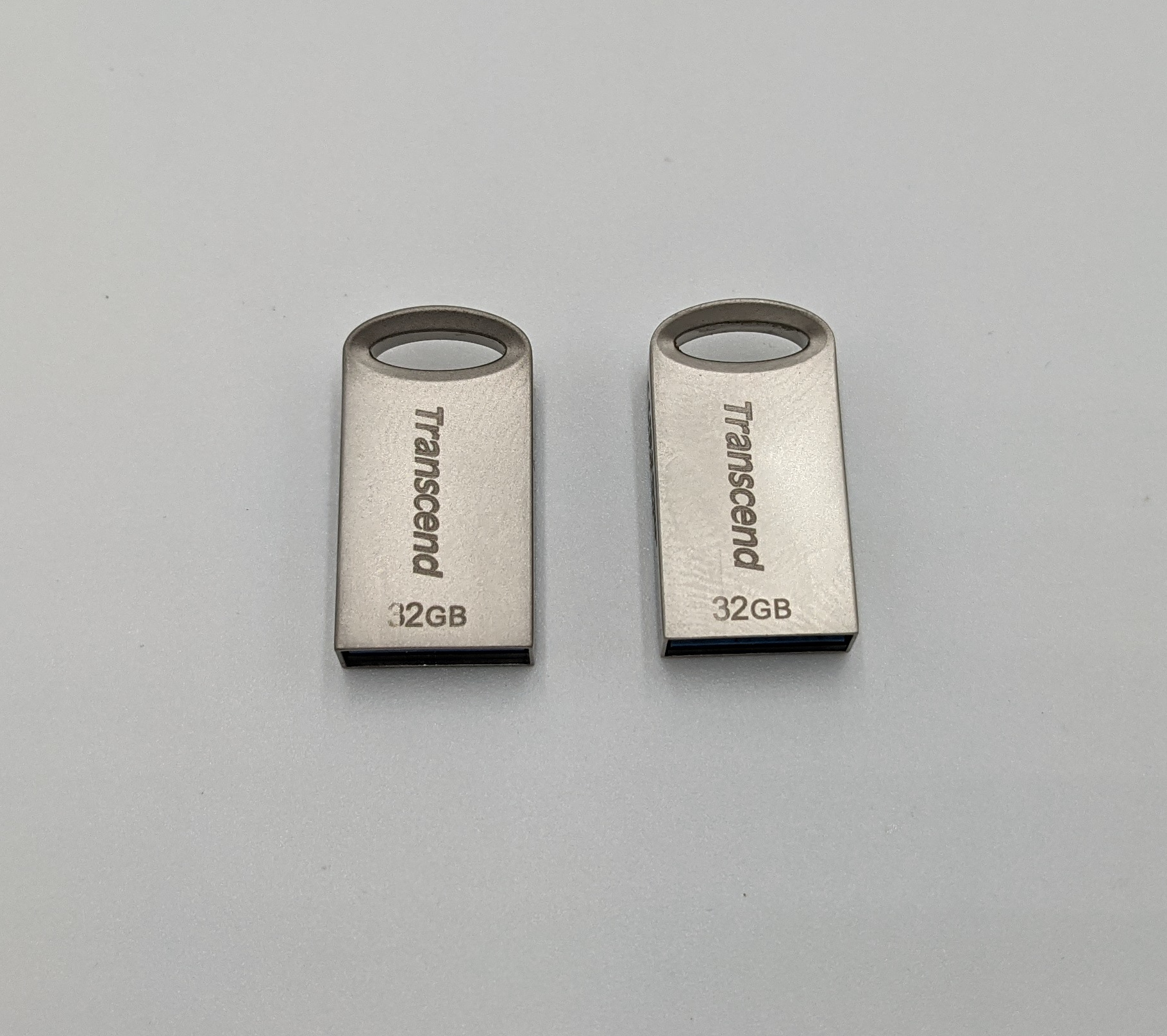 Zwei gleiche USB Speicher mit unterschiedlichen Grössen