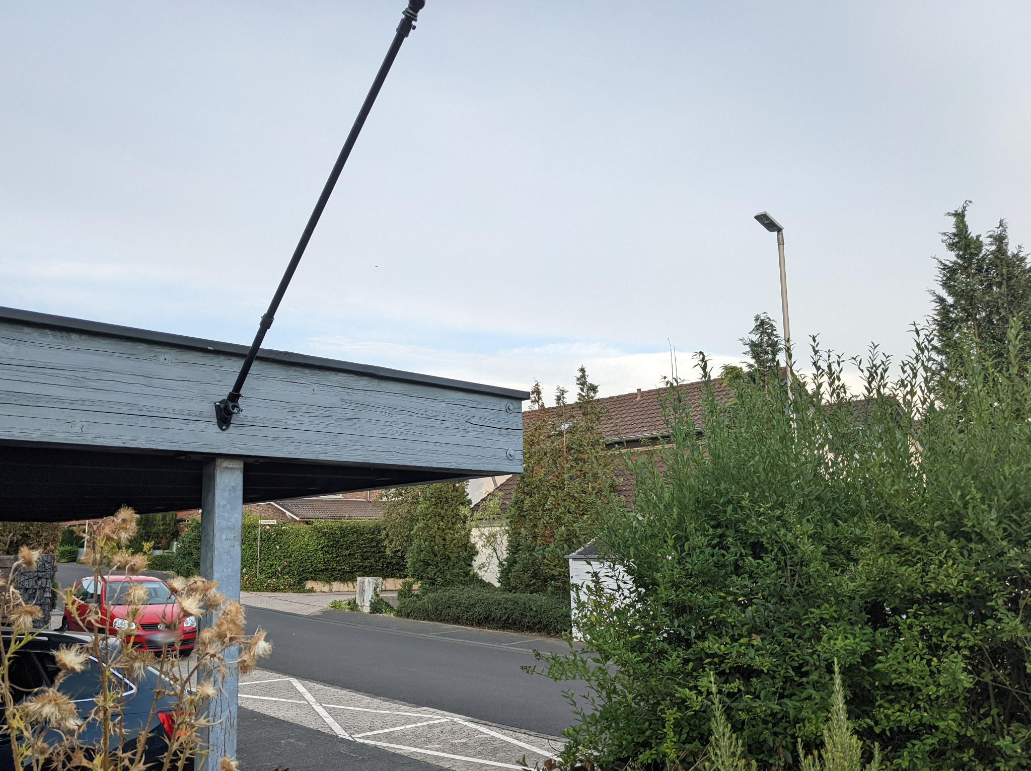 Fahnenmast für Regenbogenfahne an einem Carport 
