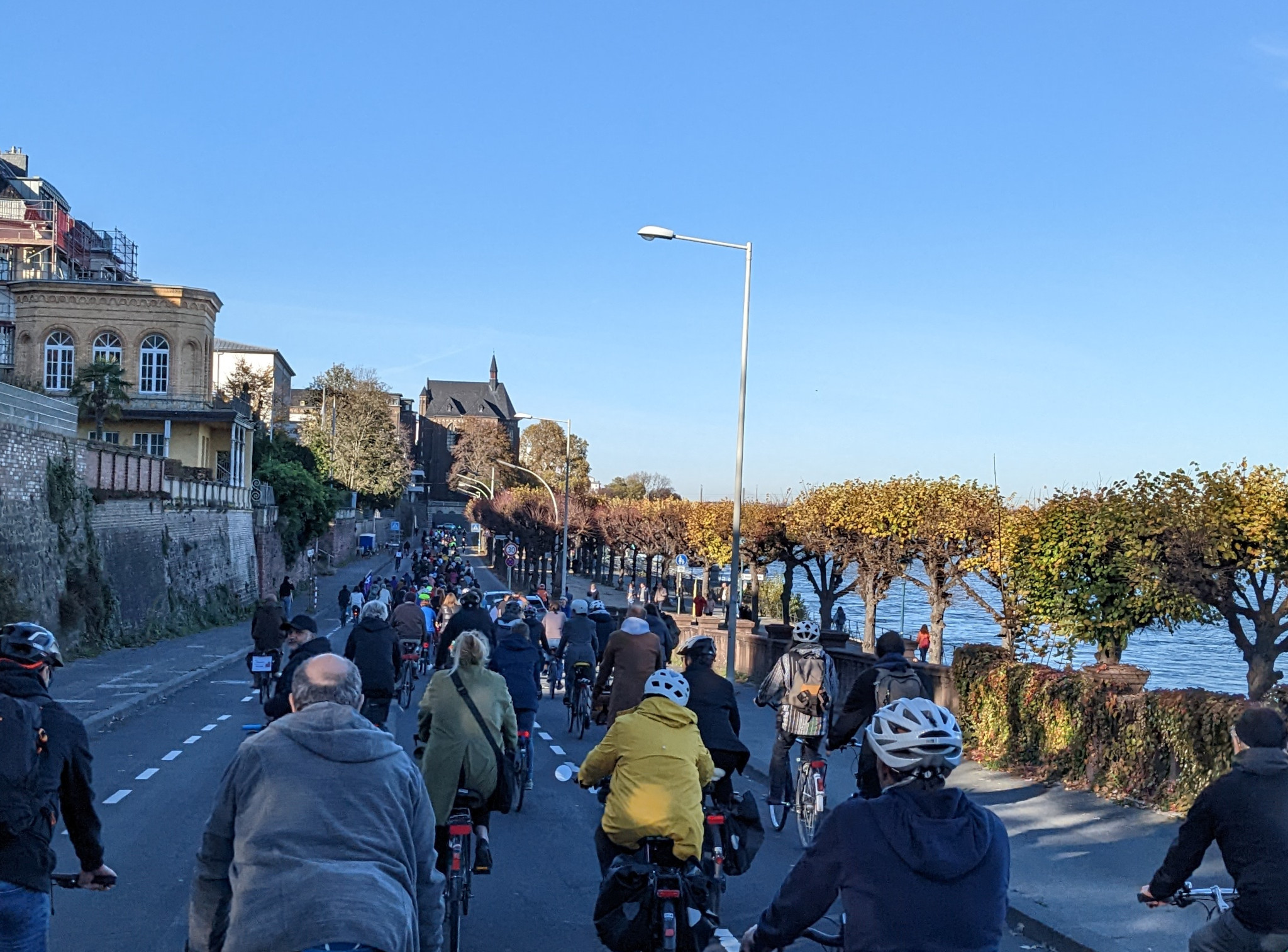 Fahrradkorso Domenstration Bonner Rheinufer