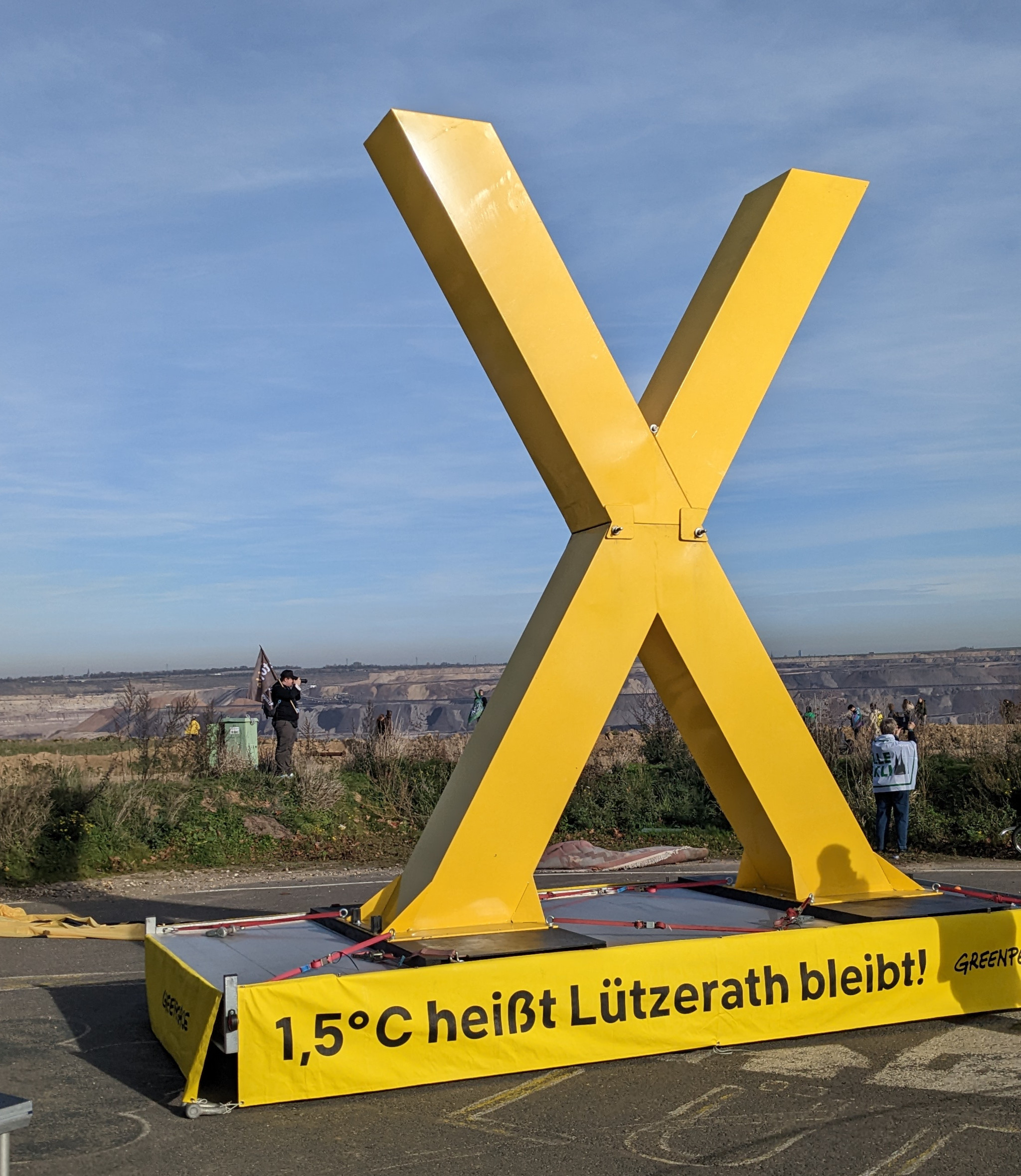 Grosses gelbes X vor in Lützerath