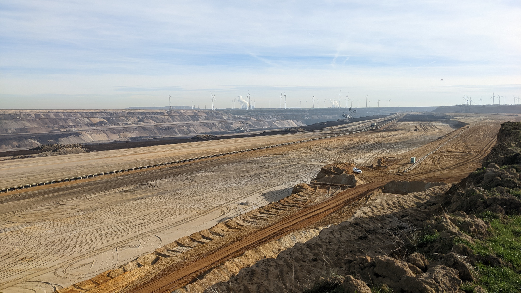 Blick in den Tagebau von der Abbruchkante