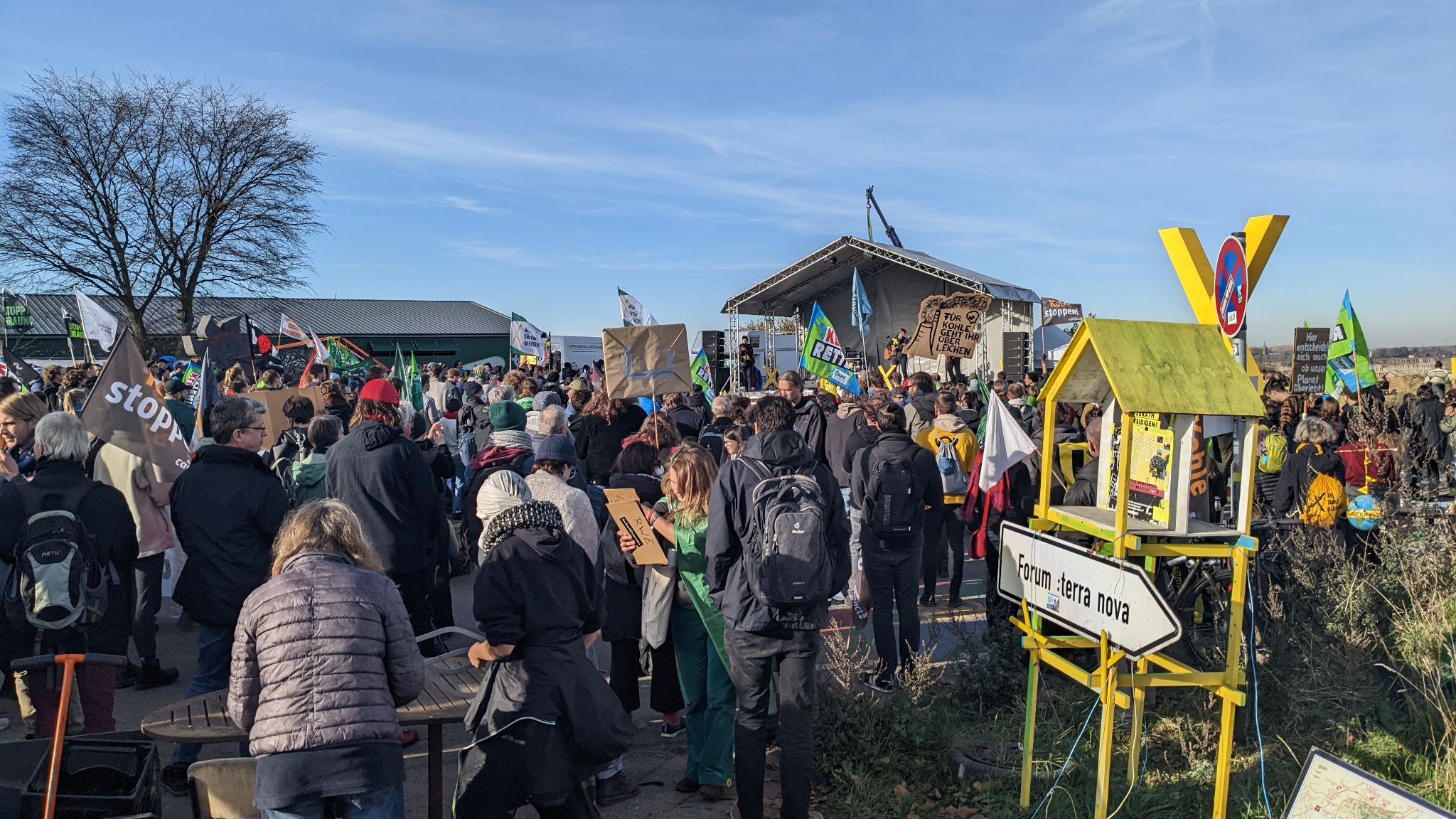 Menschen auf der Kundgebung Lützerath vor einer Bühne