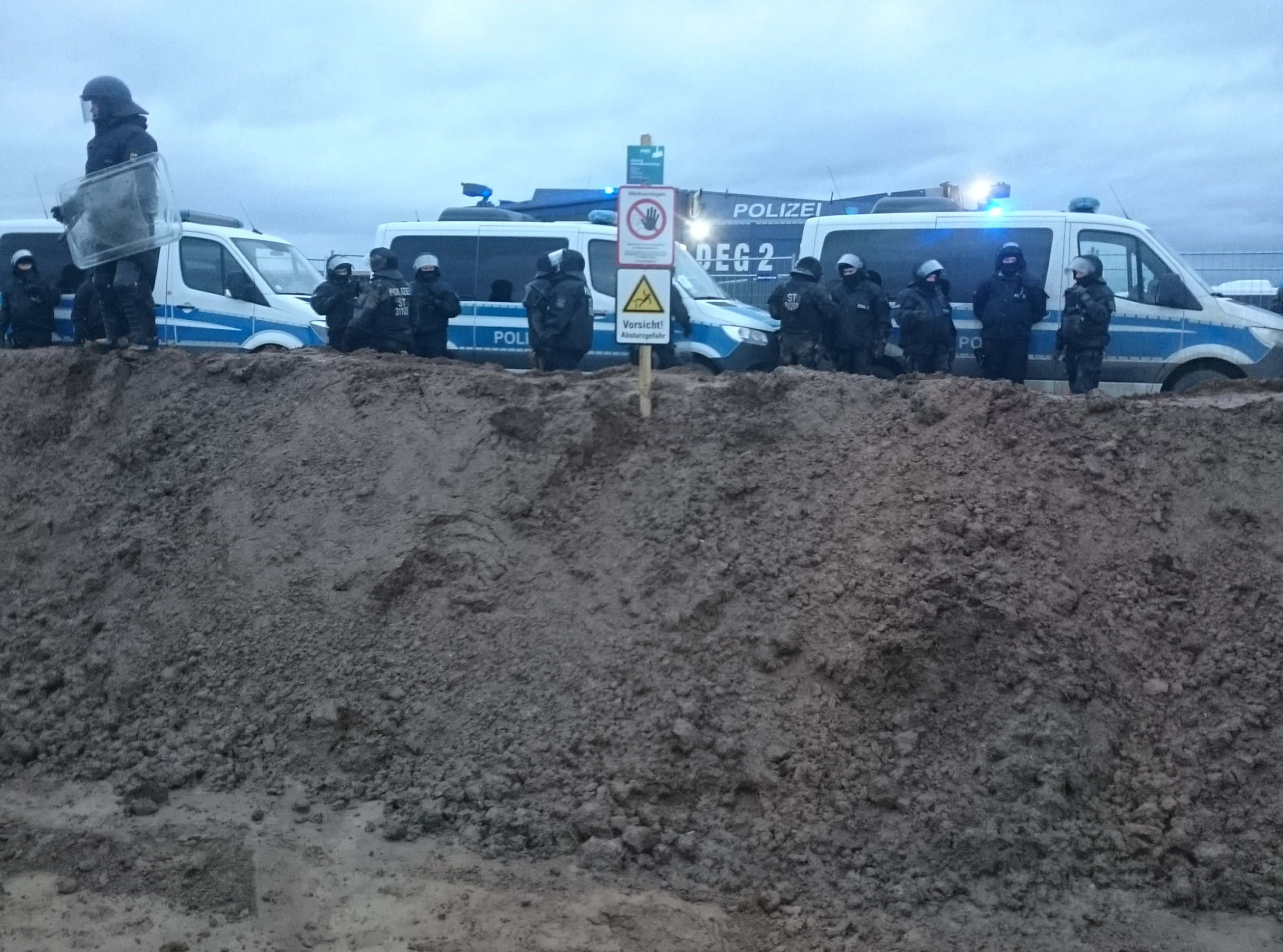 Polizisten als Hausmeister für Klimaverbrecher