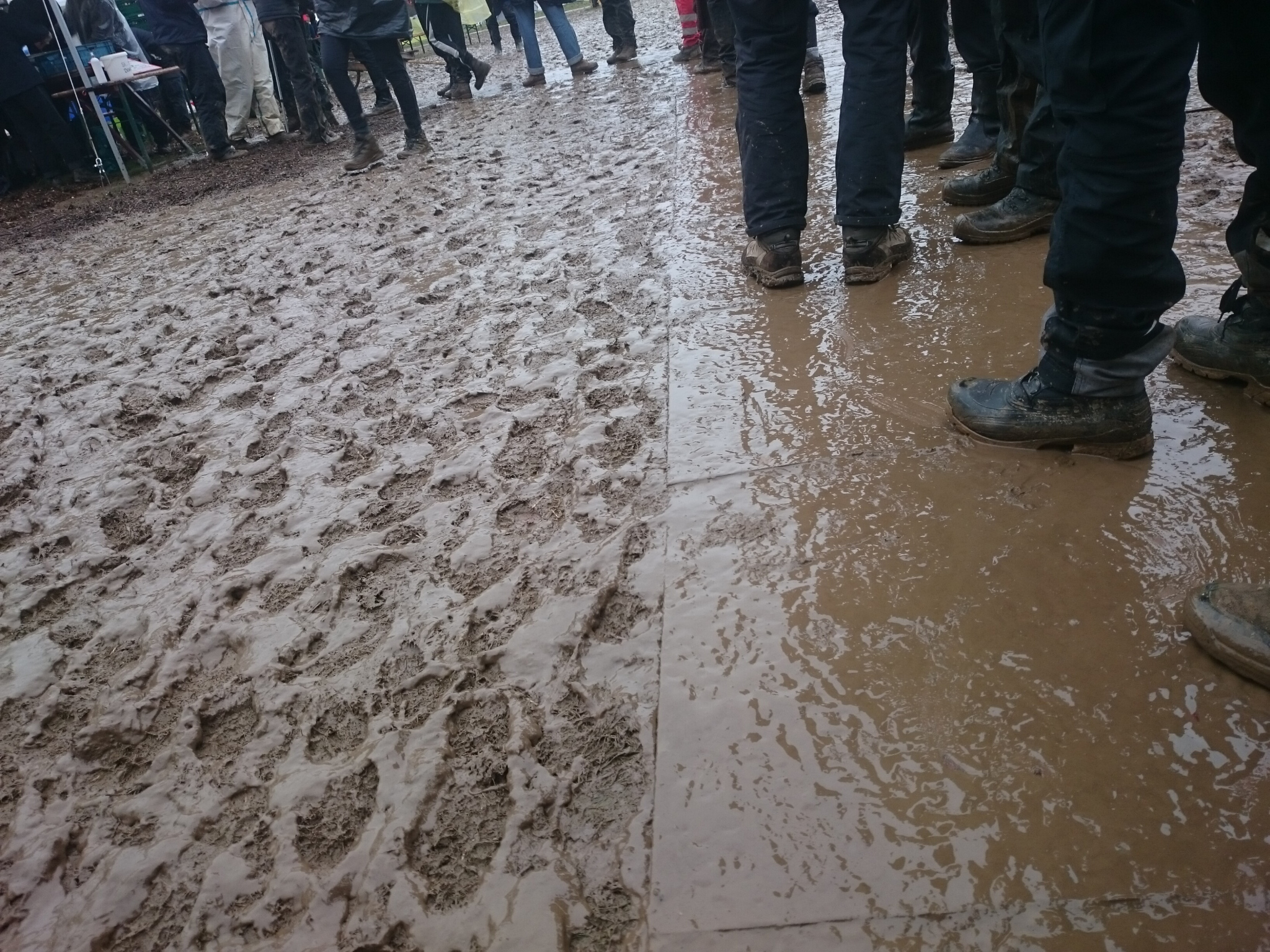 Personen im Matsch im UAC