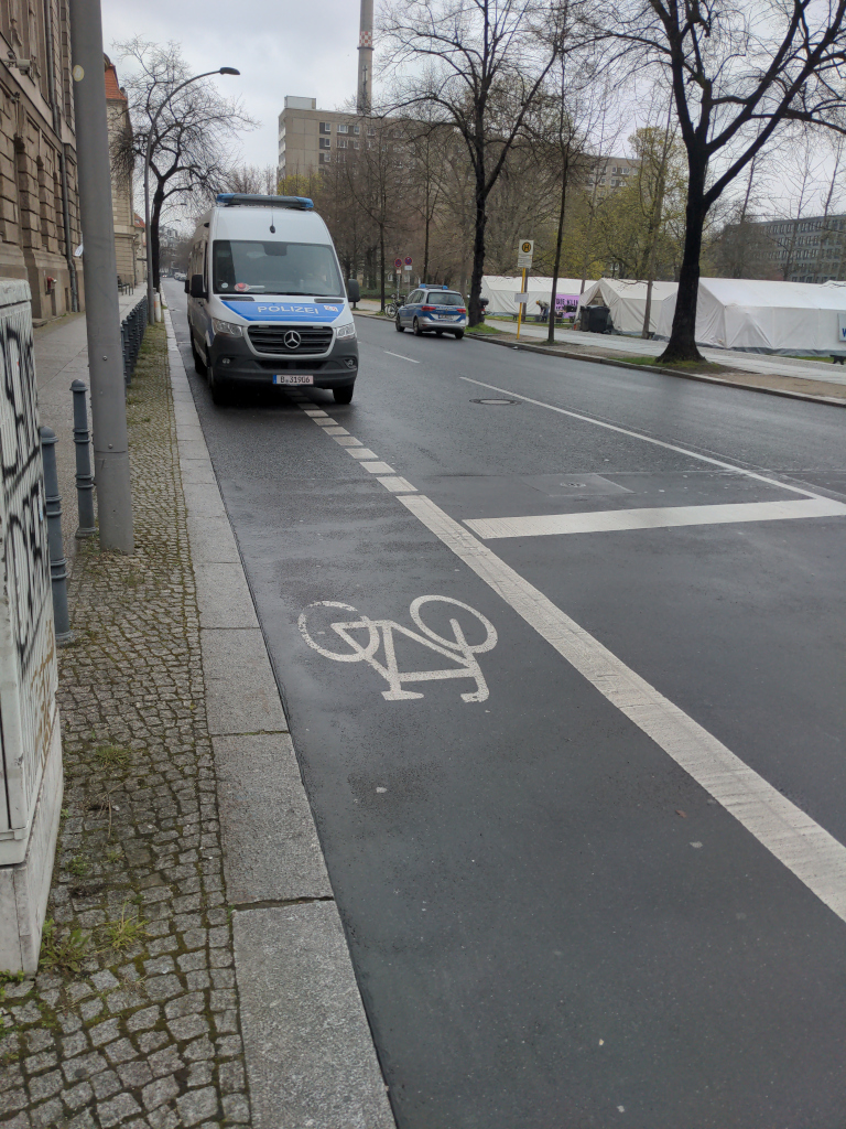 Polizei parkt auf dem Fahrradweg