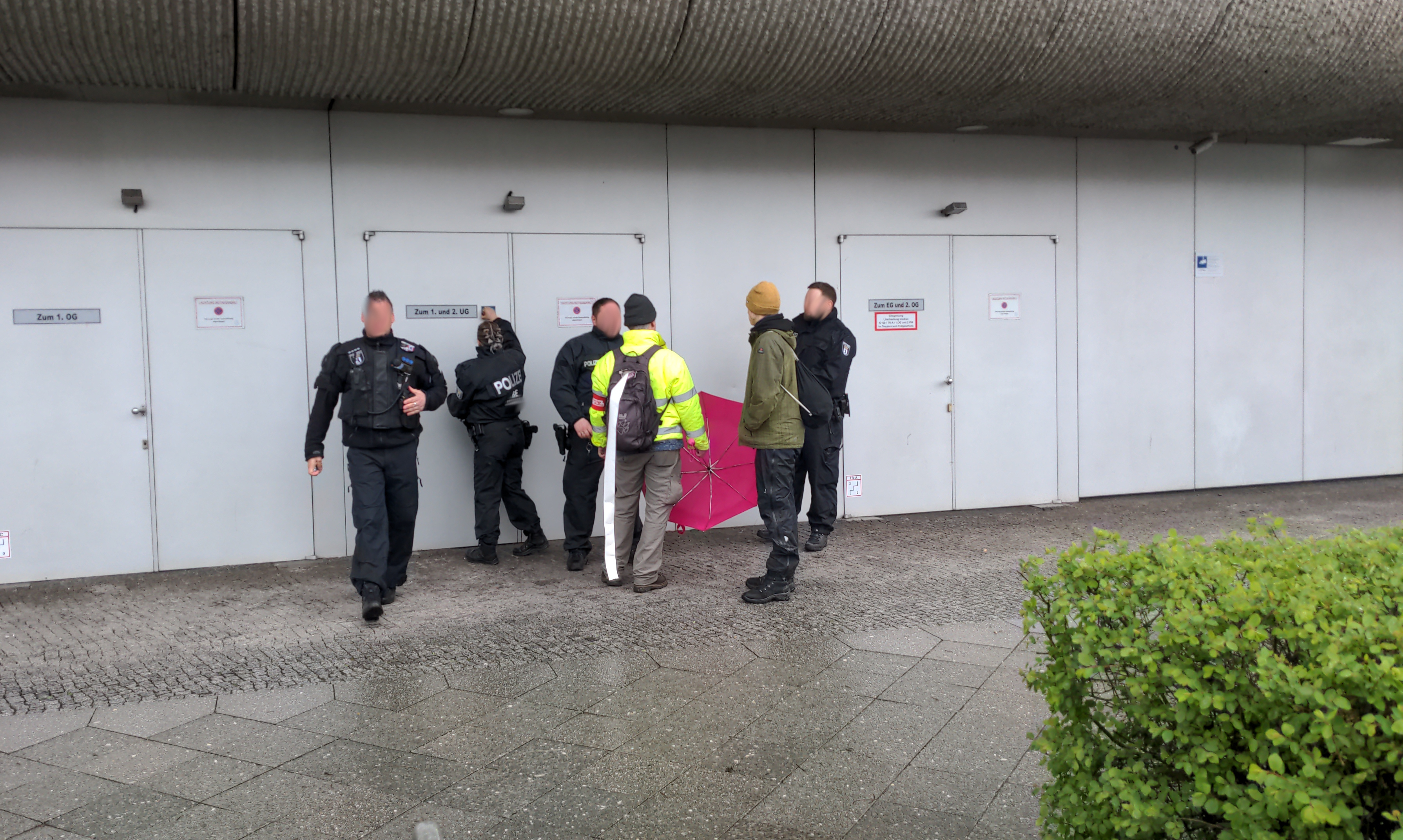 Polizei schützt vor Aufklebern