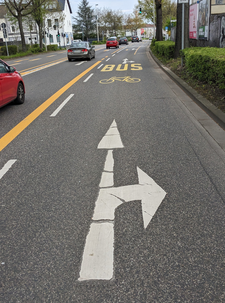 Fahrrad- und Busspur in Bonn