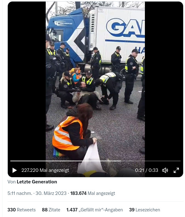 Polizisten foltern einen Aktivisten in Hamburg