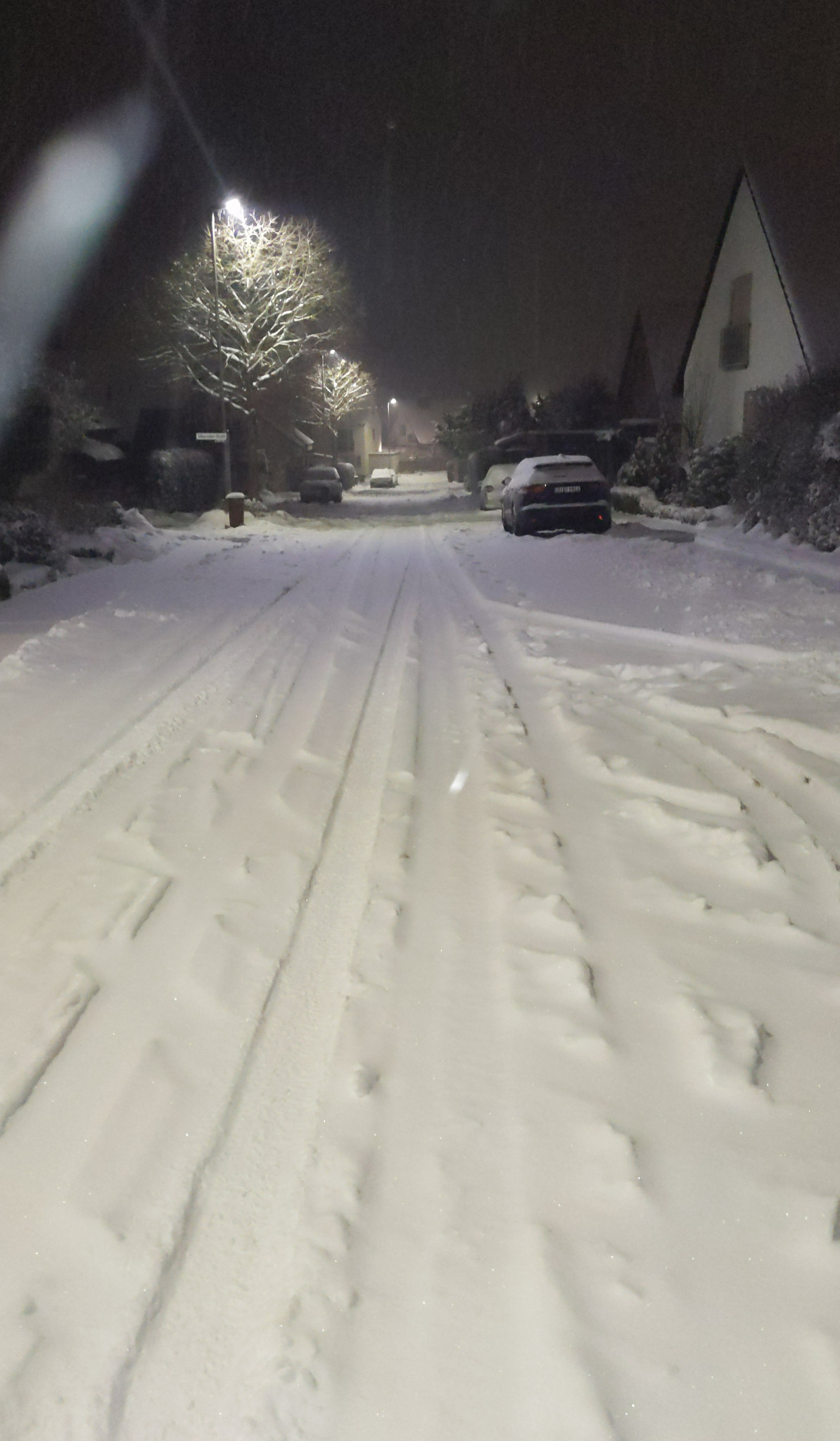 Eine verschneite Strasse am morgen 