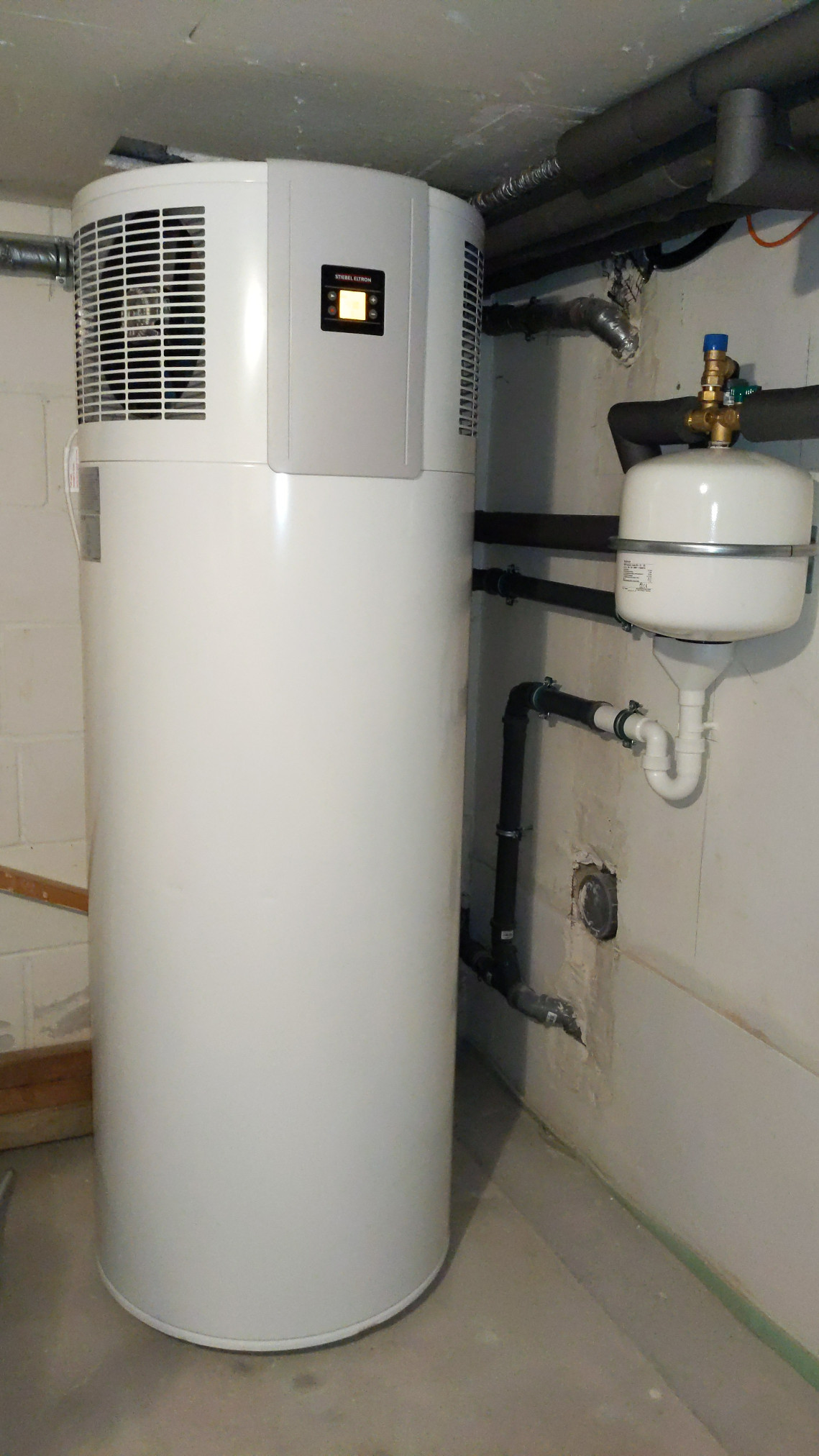 Eine Brauchwasserwärmepumpe im Keller