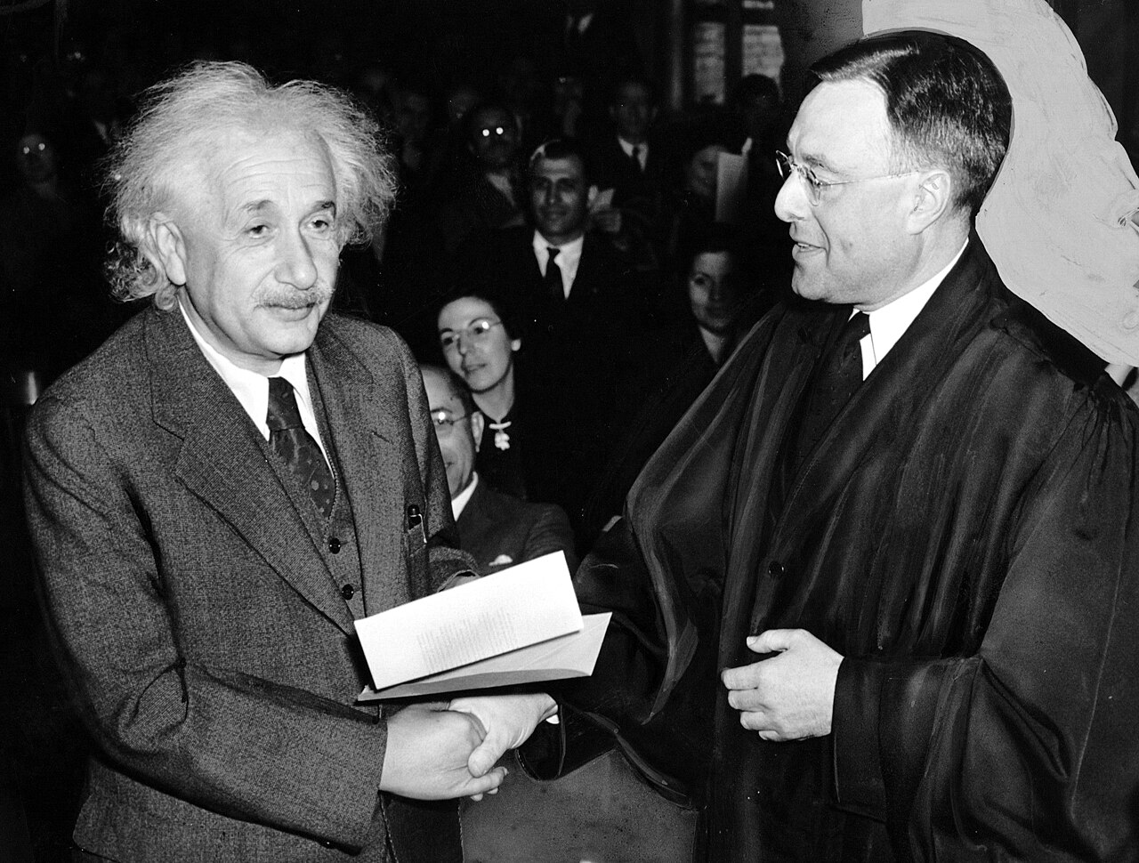 Einstein erhält die Einbürgerungsurkunde der USA