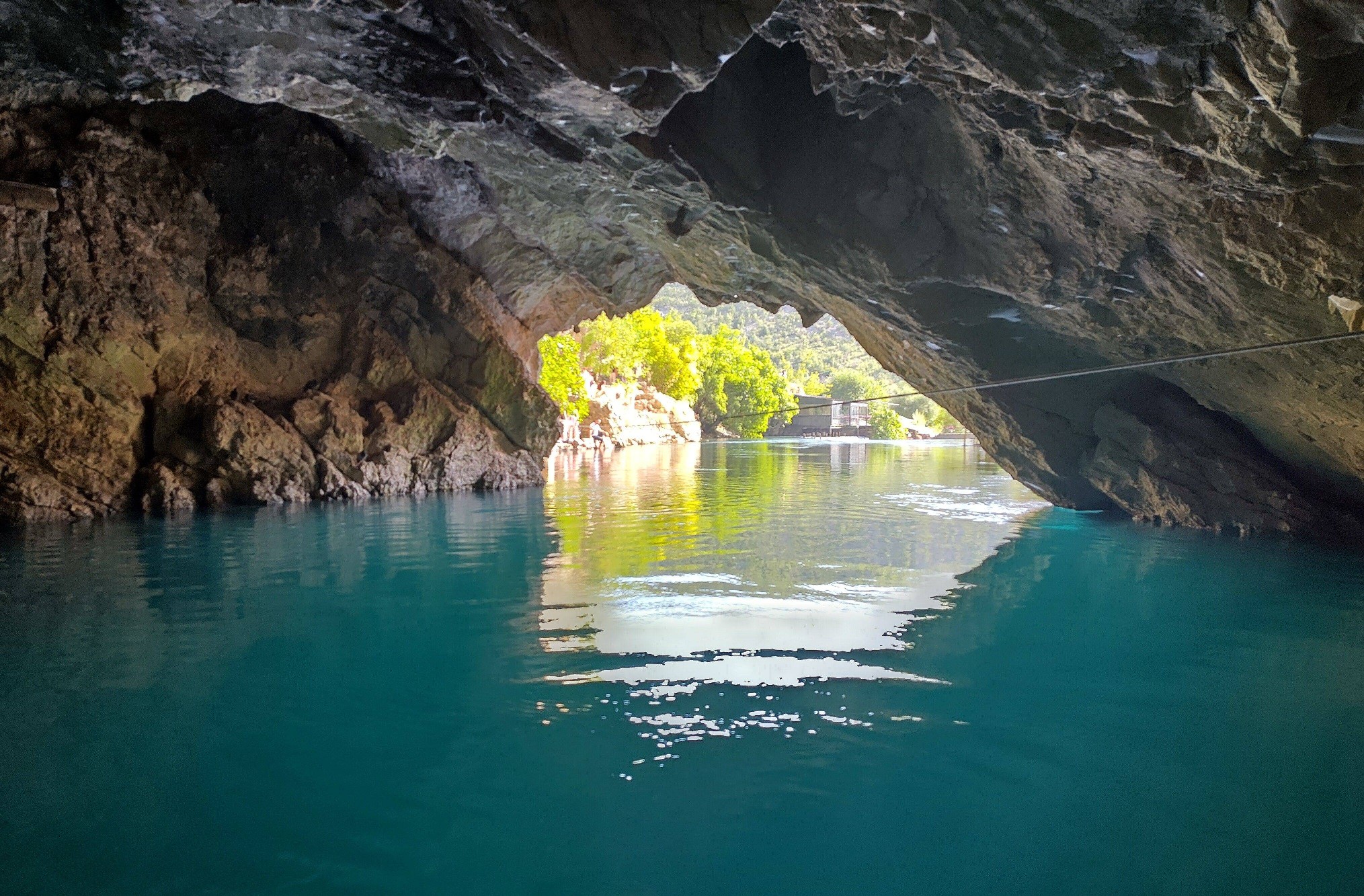 Ein Blick aus der Höhle der Quelle Velo Brune