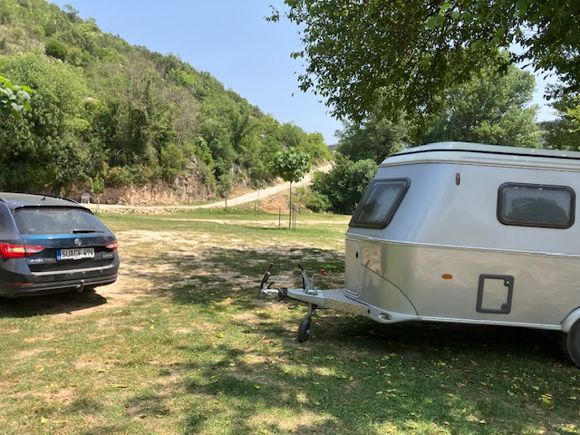 Die steile Auffahrt am Autocamp Kravica