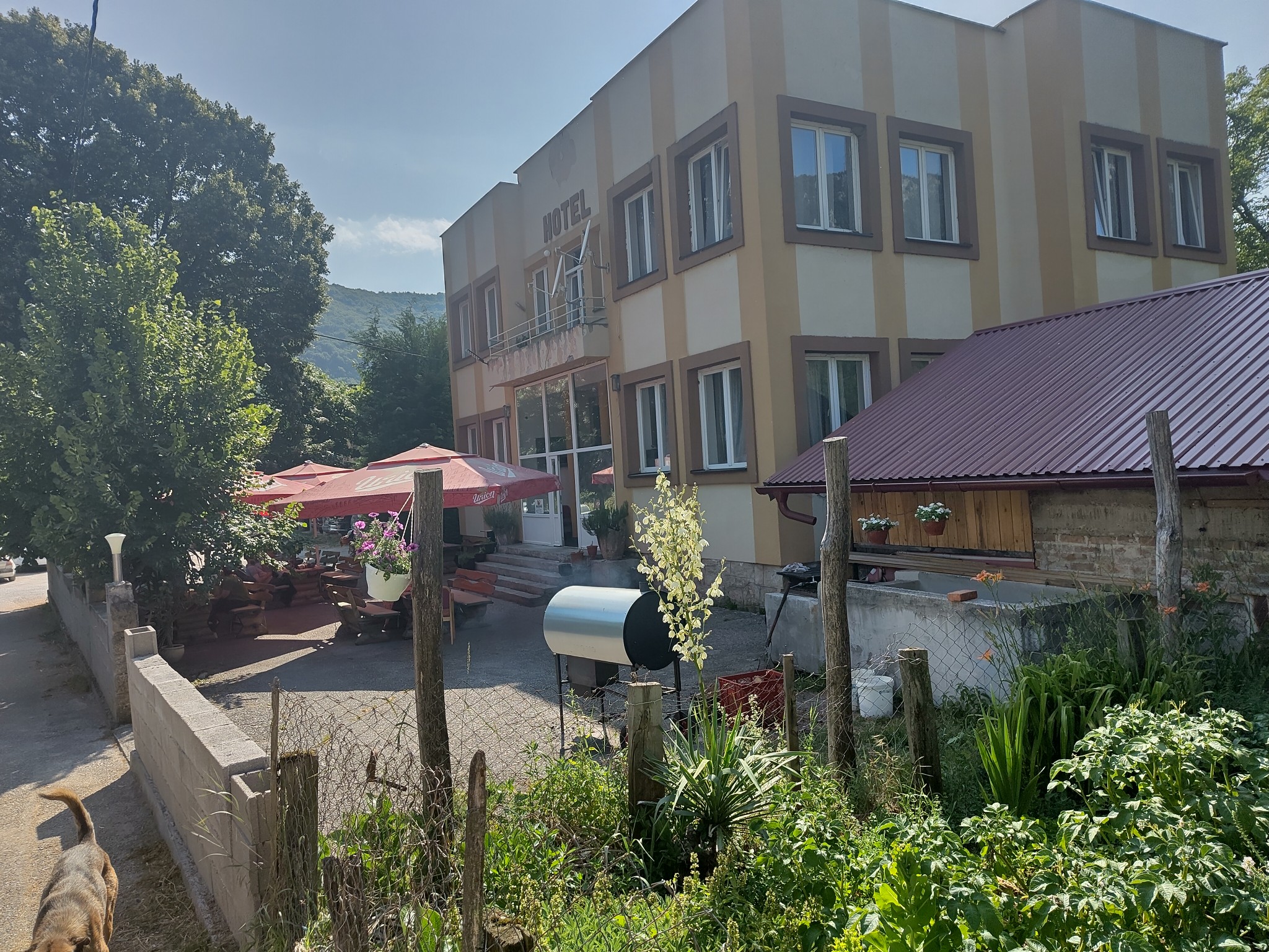 Ein alter sozialistischer Hotelbau