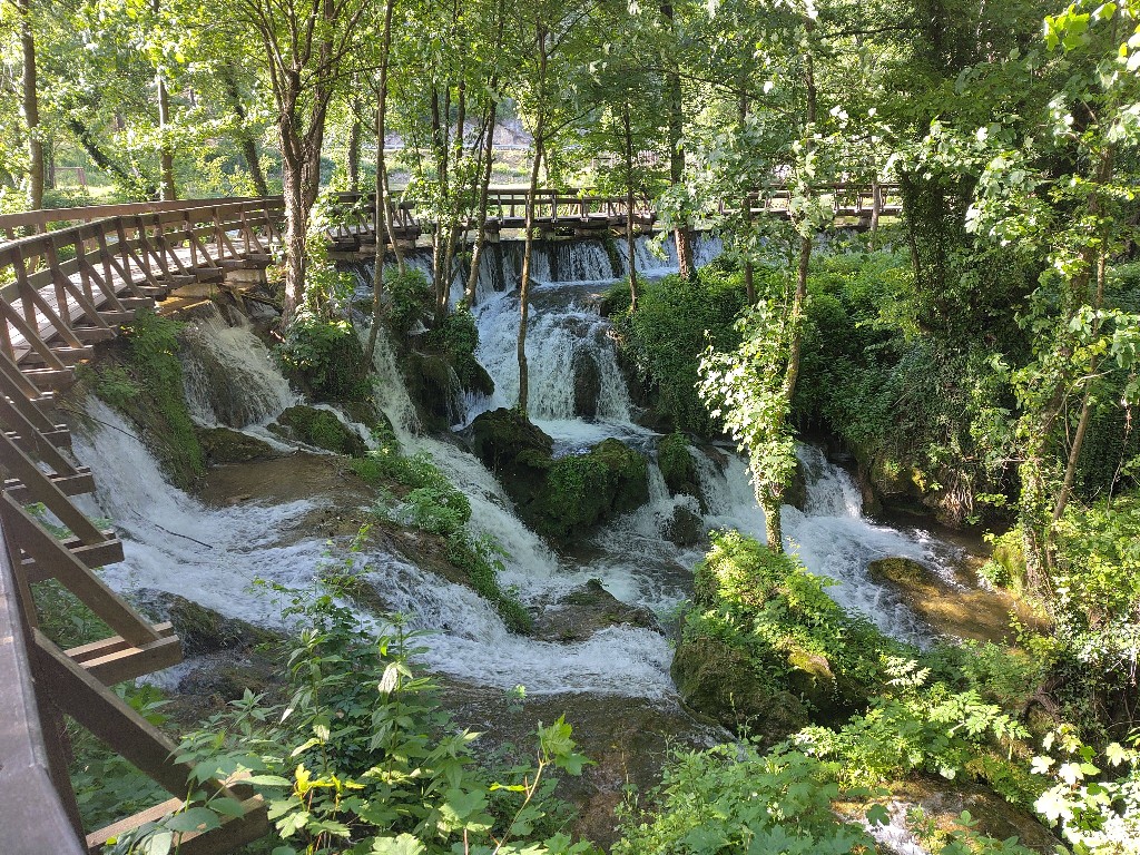 Eine Holzbrücker über Wasserfälle