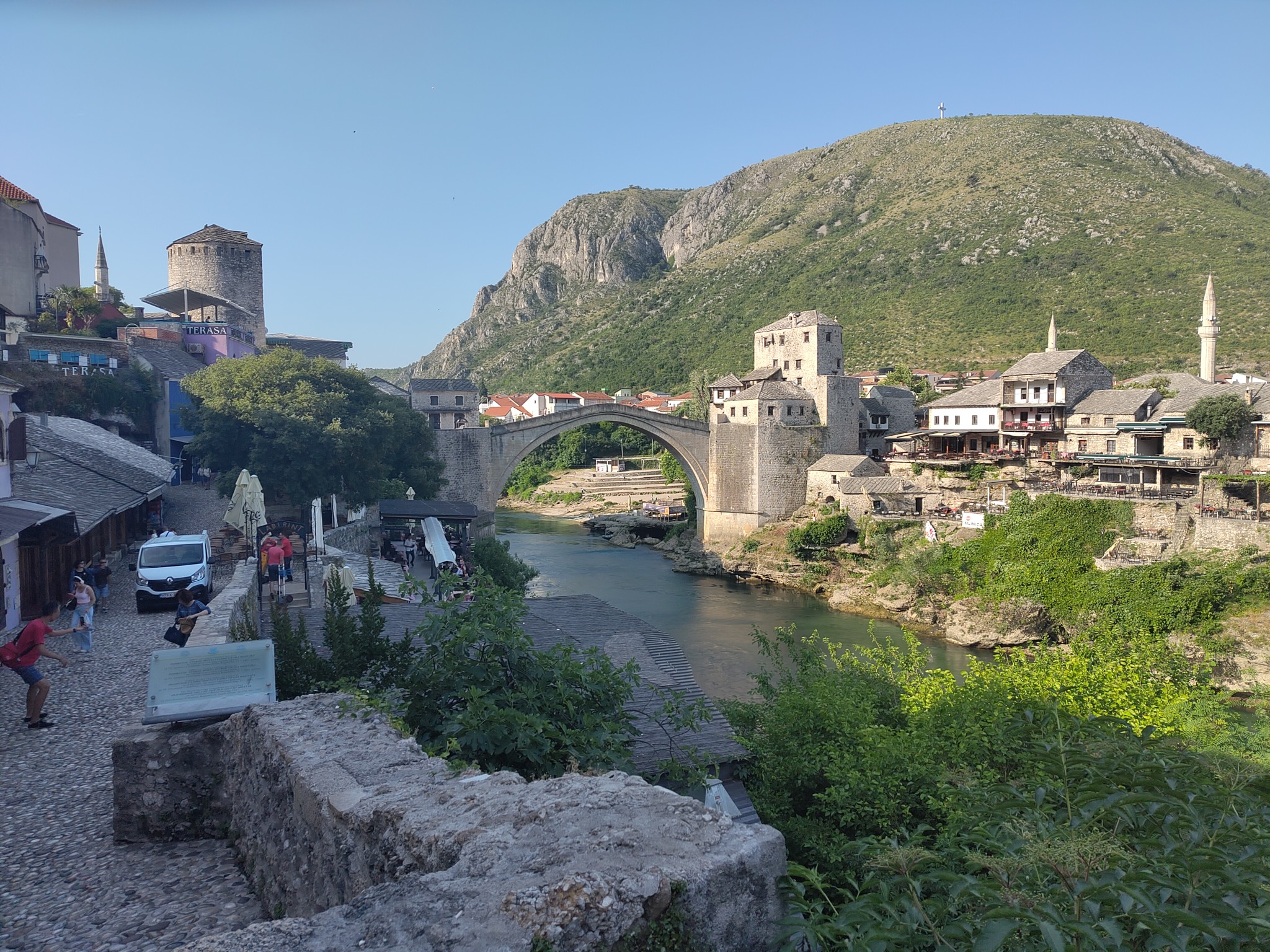 Ein Blick auf die alte Brücke von Mostar