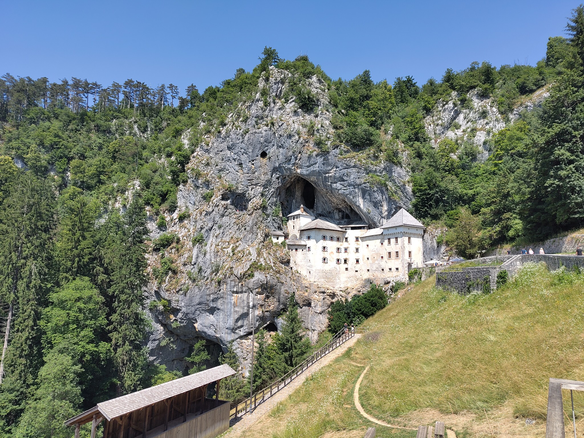 Ein Blick in eine Karsthöhle