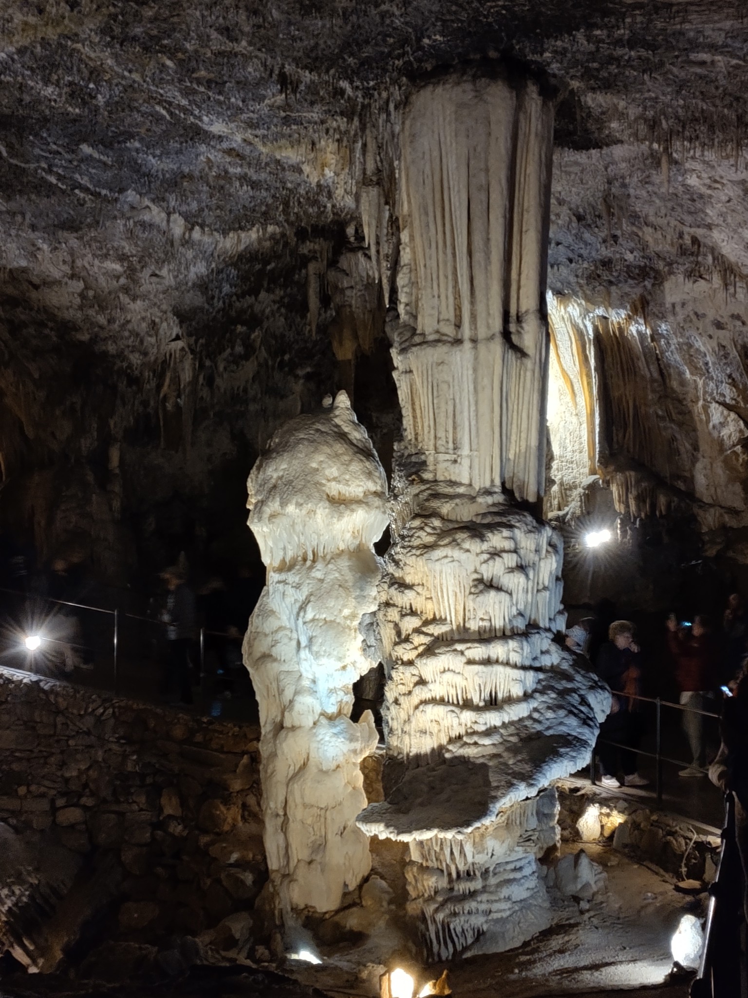 Ein Blick in der Höhlenburg Predjama