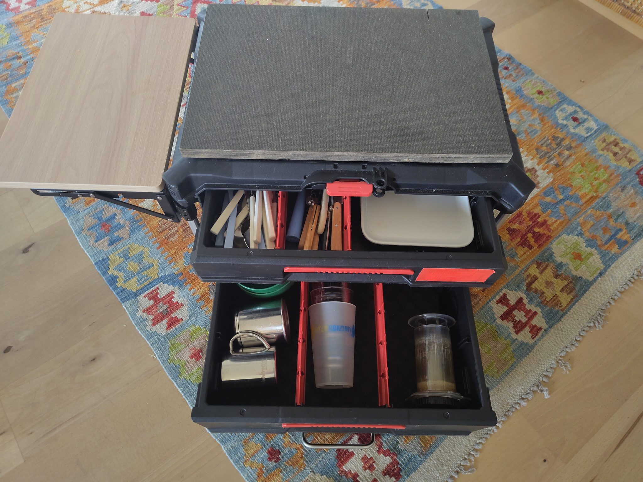 Werkzeugschlubladen Schrank mit Arbeitsplatte offen