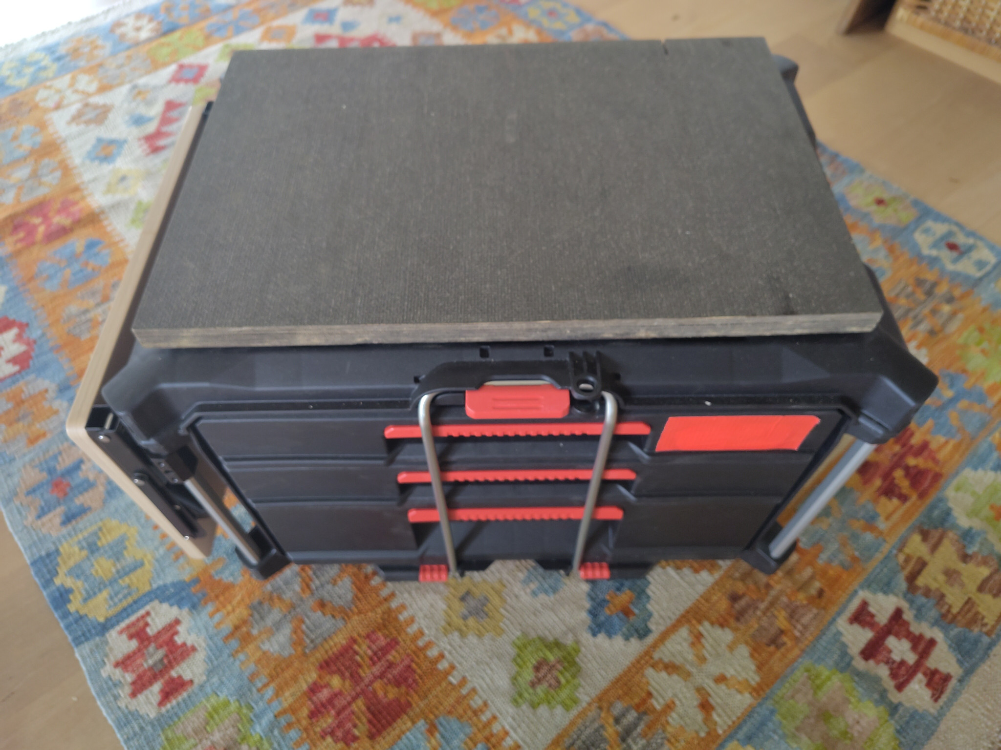 Werkzeugschlubladen Schrank mit Arbeitsplatte geschlossen.