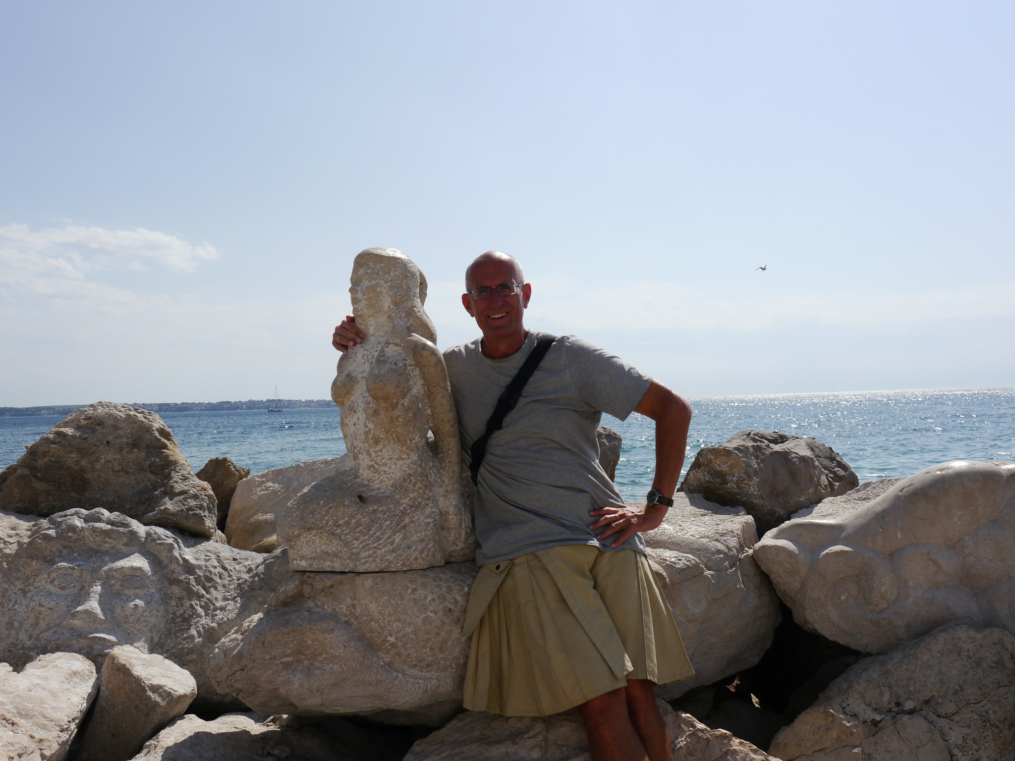 Ein älterer Herr am Meer mit Rock