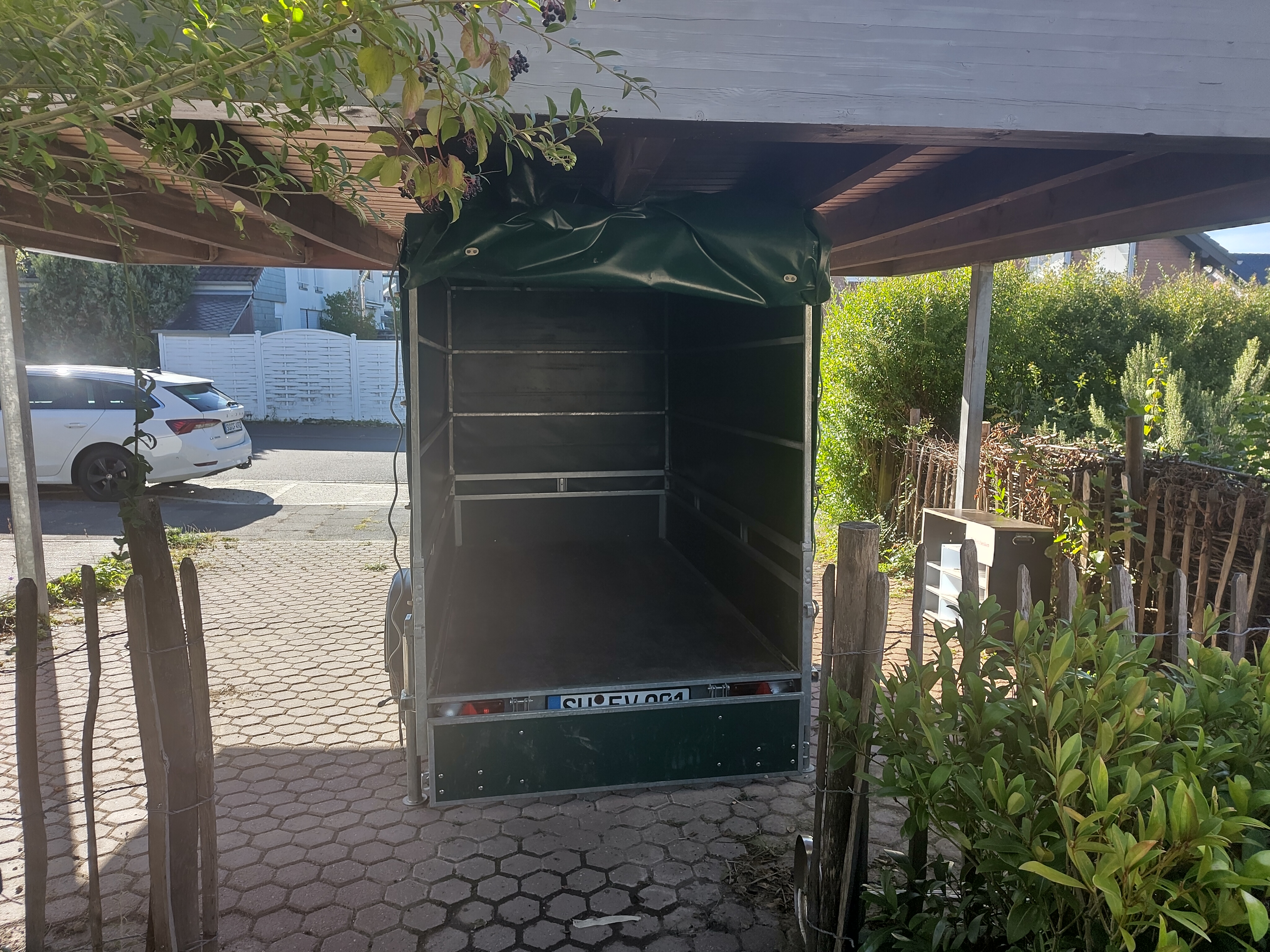 ein noch leerer Anhänger